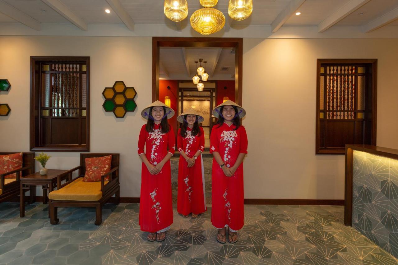 Cozy Savvy Boutique Hotel Hoi An Exteriér fotografie Vietnamese women wearing the áo dài